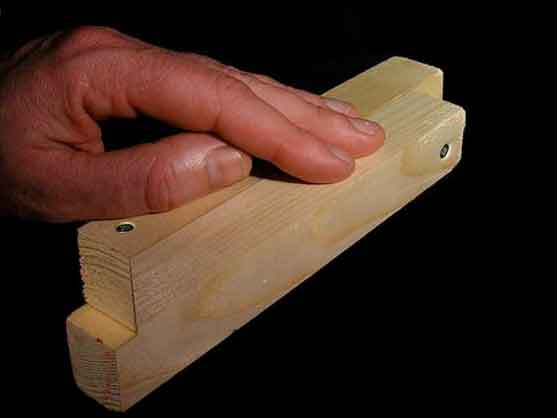 Hand auf Holz Täuschung optisch